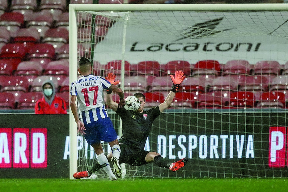 Corona marcou o primeiro golo da noite com um gesto cheio de classe e depois saiu aos 65 minutos com queixas físicas