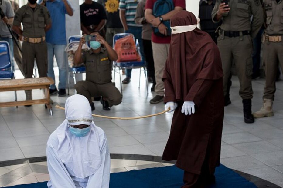 Homossexuais vergastados 77 vezes em sentença pública após serem apanhados a ter relações