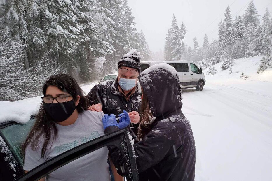 Profissionais de saúde presos no trânsito administram vacinas Covid a condutores no meio da neve