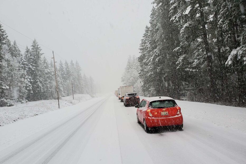Profissionais de saúde presos no trânsito administram vacinas Covid a condutores no meio da neve	