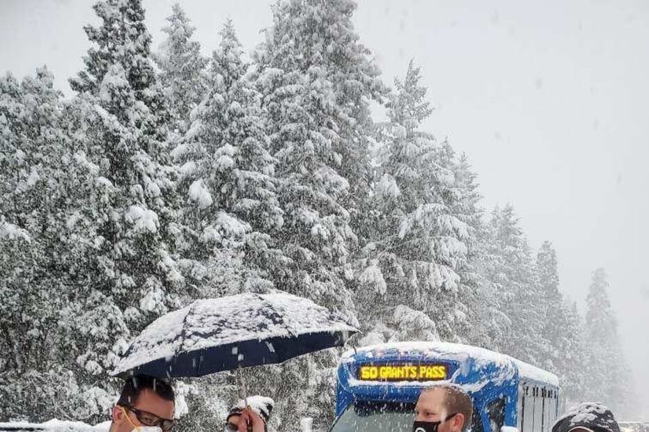 Profissionais de saúde presos no trânsito administram vacinas Covid a condutores no meio da neve	