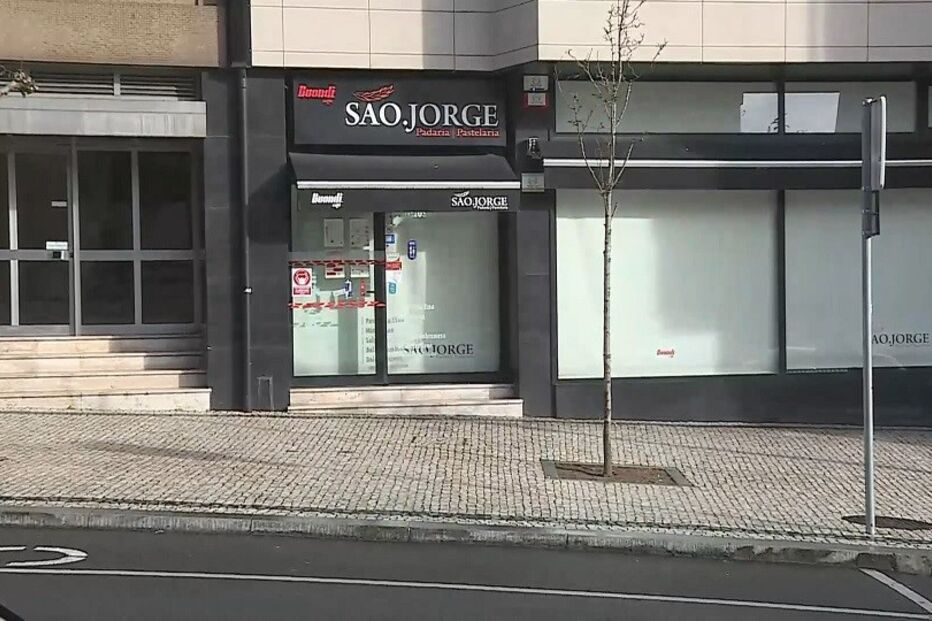 Funcionários de pastelaria ao lado do INEM do Porto foram considerados prioritários e vacinados contra a Covid-19