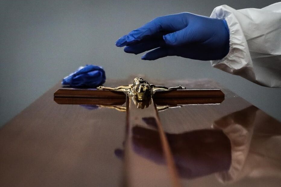 distanciamento da morte no frio do último adeus