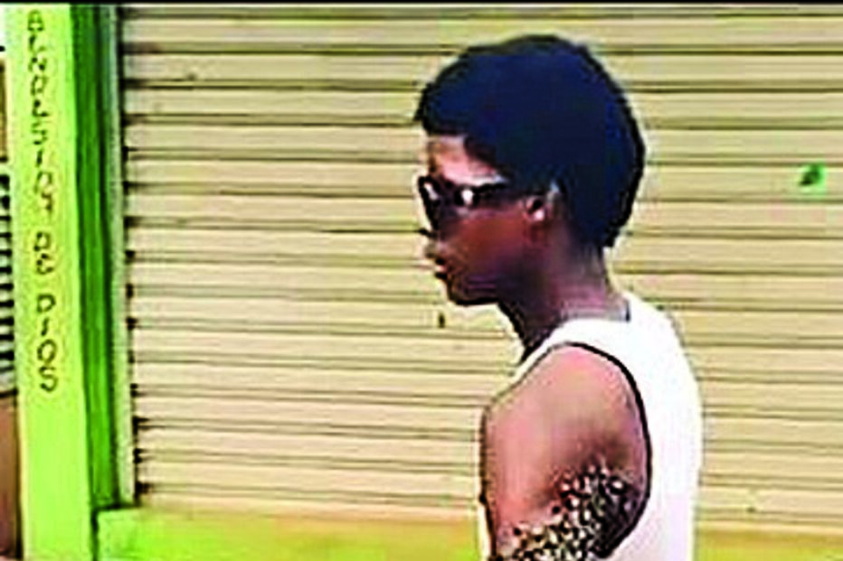 Homem filmado a passear com enxame de abelhas no braço