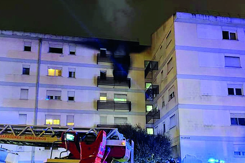 Aparato no local após homem ter começado incêndio 