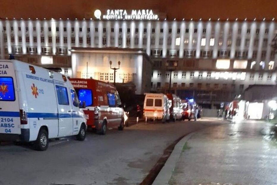 Doentes esperam horas em ambulâncias à porta do Santa Maria e são encaminhados para casa sem fazer teste à Covid