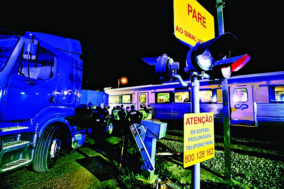 Acidente ocorreu em passagem de nível