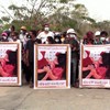 Multidão assiste a funeral de jovem baleada na cabeça pela polícia em Myanmar