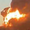 Colisão entre comboio e camião provoca violenta explosão seguida de incêndio no Texas, EUA
