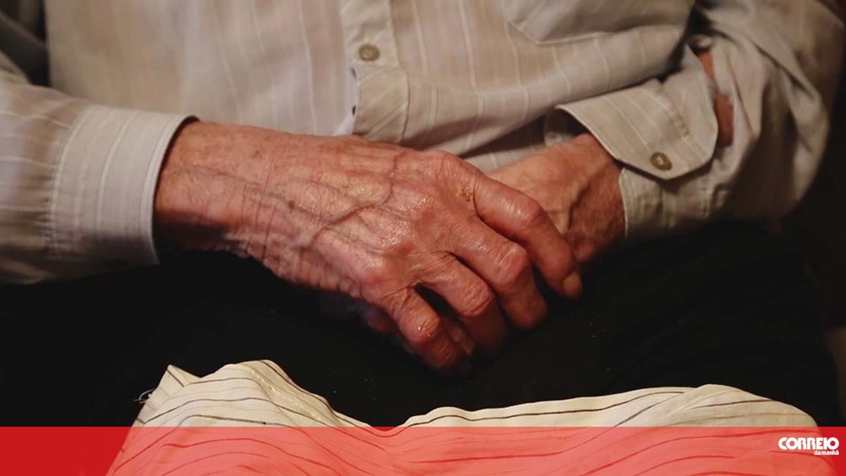 Trabalhador mais velho da Grã-Bretanha tem 98 anos e tentou reformar-se mas ficou "aborrecido"