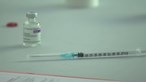 'Medicamentos são nova esperança, mas não substituem vacinas', afirmam especialistas