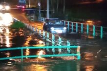 Bombeiros resgatam homem de carro apanhado pela cheia de rio em Guimarães