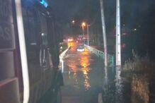 Bombeiros resgatam homem de carro apanhado pela cheia de rio em Guimarães
