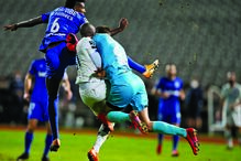 Choque entre Kritciuk e Nanu no decorrer do jogo