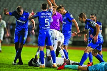 Pânico dos jogadores das duas equipas foi bem visível, pois o lateral portista estava inanimado