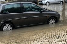 Chuva forte inunda ruas e garagem de centro comercial em Faro