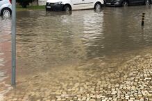 Chuva forte inunda ruas e garagem de centro comercial em Faro