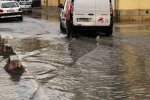Chuva forte inunda ruas e garagem de centro comercial em Faro