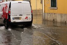 Chuva forte inunda ruas e garagem de centro comercial em Faro