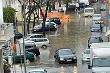 Veículos na Baixa de Faro parcialmente submersos