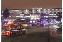 Fila de ambulâncias à porta da Urgência do maior hospital português