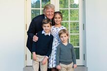 Donald Trump com os netos Arabella, Theodore e Joseph