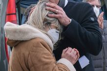 Helena Almeida, mulher de António Cordeiro, apoiada pelo ator Ricardo Carriço 