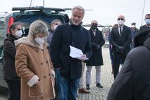 Helena Almeida, mulher de António Cordeiro, apoiada pelo ator Ricardo Carriço 