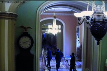 Romney é alertado por polícia de que vai direito aos manifestantes 