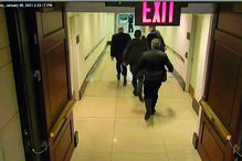 Schumer é forçado a voltar para trás para fugir a invasores