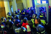 Polícias não conseguem travar maré de manifestantes 