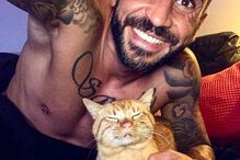 Bruno Savate com um dos gatos