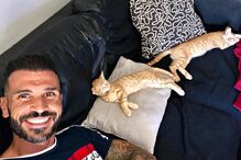 Bruno Savate e os seus dois gatos