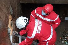Bombeiros de Arcos de Valdevez salvam cão em central de recolha do lixo