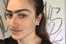 Eldina não faz buço ou sobrancelhas há um ano