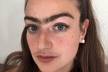 Eldina não faz buço ou sobrancelhas há um ano