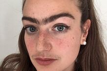 Eldina não faz buço ou sobrancelhas há um ano