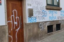 Associação do Sporting no Porto vandalizada com grafitis. Veja as imagens