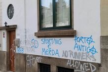 Associação do Sporting no Porto vandalizada com grafitis. Veja as imagens
