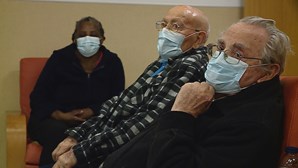 Pandemia afastou idosos das famílias, mas vacinação nos lares pode ser nova esperança
