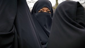 Professor ameaçado de morte após pedir a alunas para retirar véu islâmico 