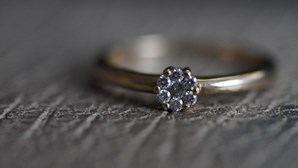 Homem rouba anel de noivado à namorada para propor amante em casamento