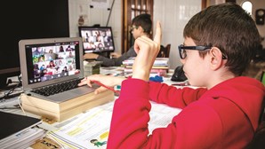 600 mil computadores prometidos prestes a ser distribuídos pelos alunos, garante o Governo