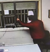 Imagens de videovigilância de um dos assaltos feitos pelo trio