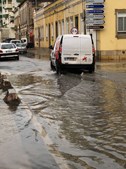 Chuva forte inunda ruas e garagem de centro comercial em Faro