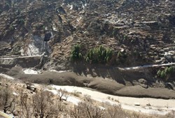 As imagens impressionantes do colapso de glaciar nos Himalaias que 'varreu' aldeias na Índia