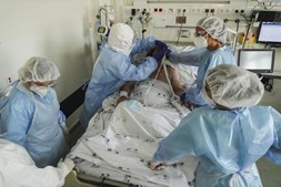 Elementos da equipa médica cuidam de uma paciente hospitalizada na Unidade de Cuidados Intensivos covid-19 do Hospital Santa Maria, em Lisboa