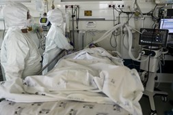 Dois elementos da equipa médica cuidam de uma paciente hospitalizado na Unidade de Cuidados Intensivos covid-19 do Hospital Santa Maria, em Lisboa