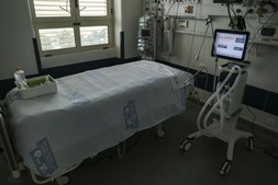 Uma cama livre na Unidade de Cuidados Intensivos covid-19 do Hospital Santa Maria, em Lisboa