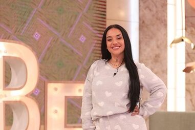 Joana Diniz protagoniza momento insólito ao surgir de pijama no programa 'Dois às Dez'